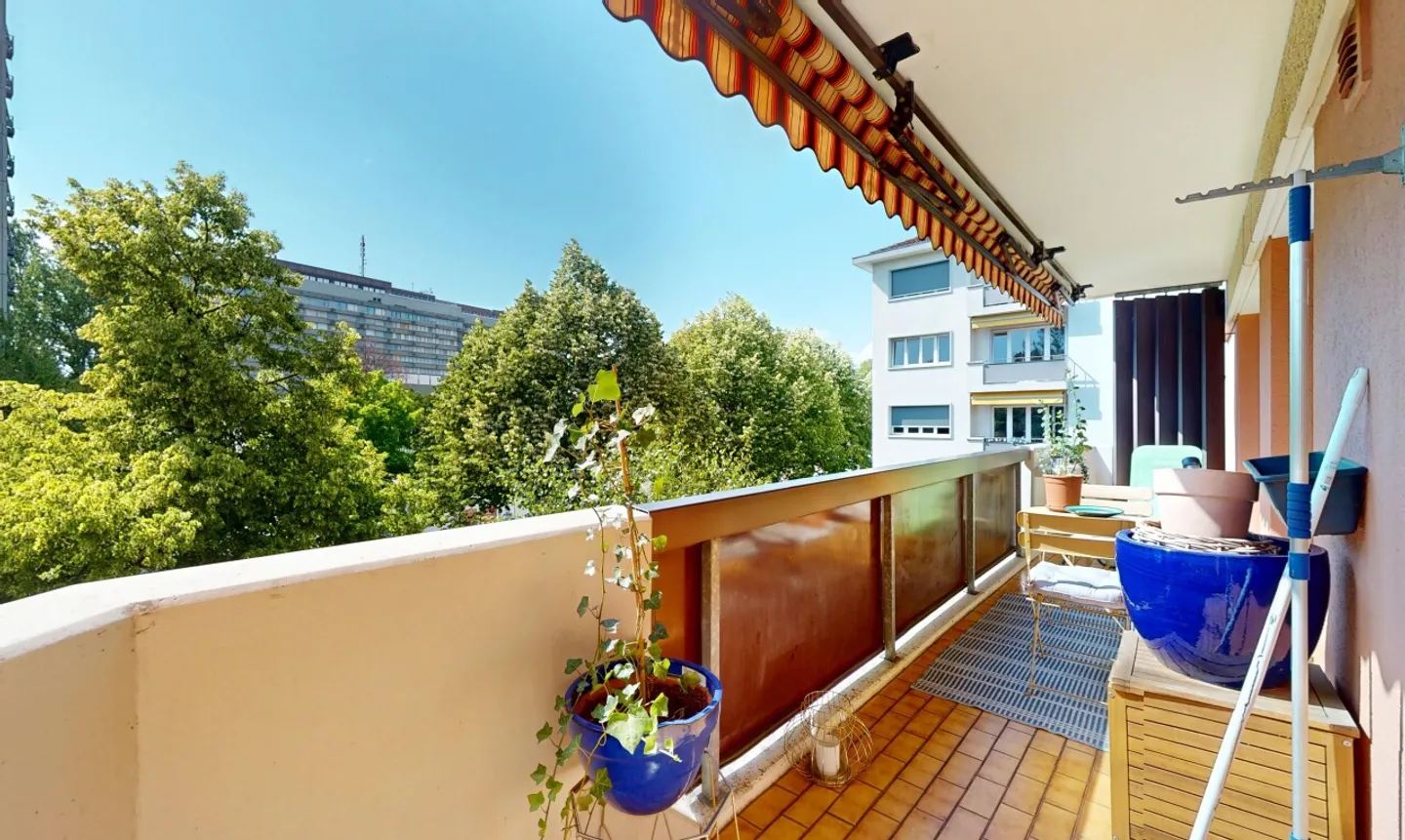 Lausanne CHUV: Renovated 2.5 Rooms with West-Facing Balcony - Photo 3 of 11