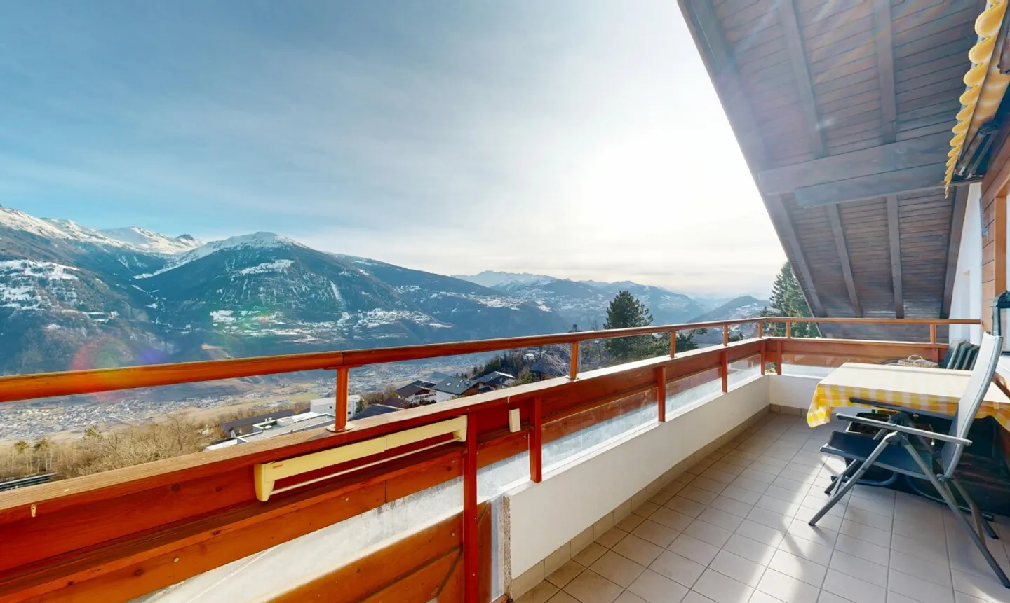 Beautiful top floor apartment with mezzanine - Photo 9 of 11