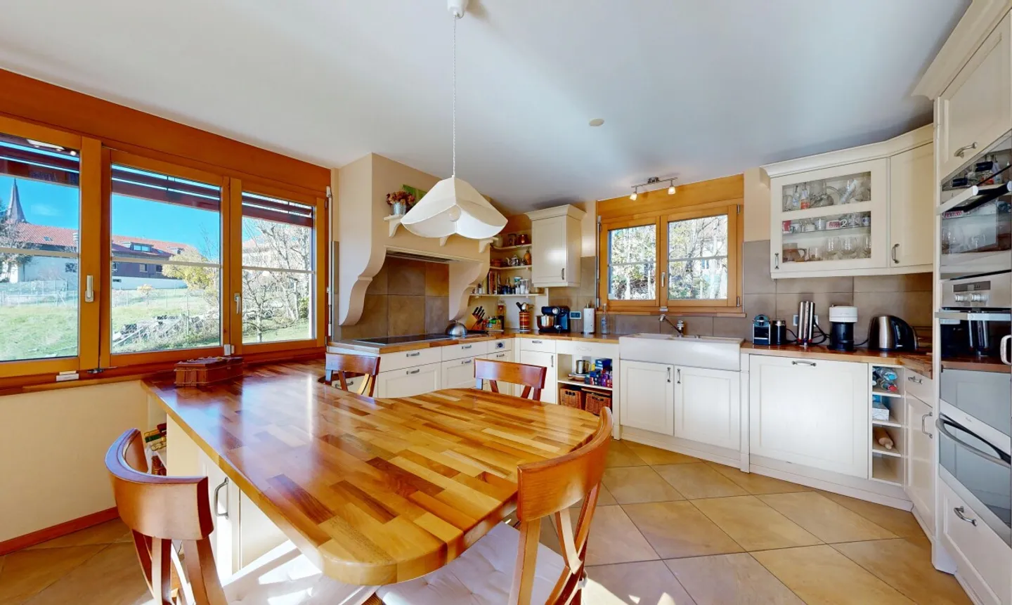 Familienhaus mit Panoramablick, Schwimmbad und großem Grundstück - Foto 4 von 13