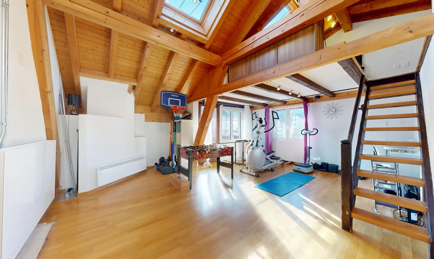 Casa familiare luminosa con grande potenziale - Foto 2 di 11