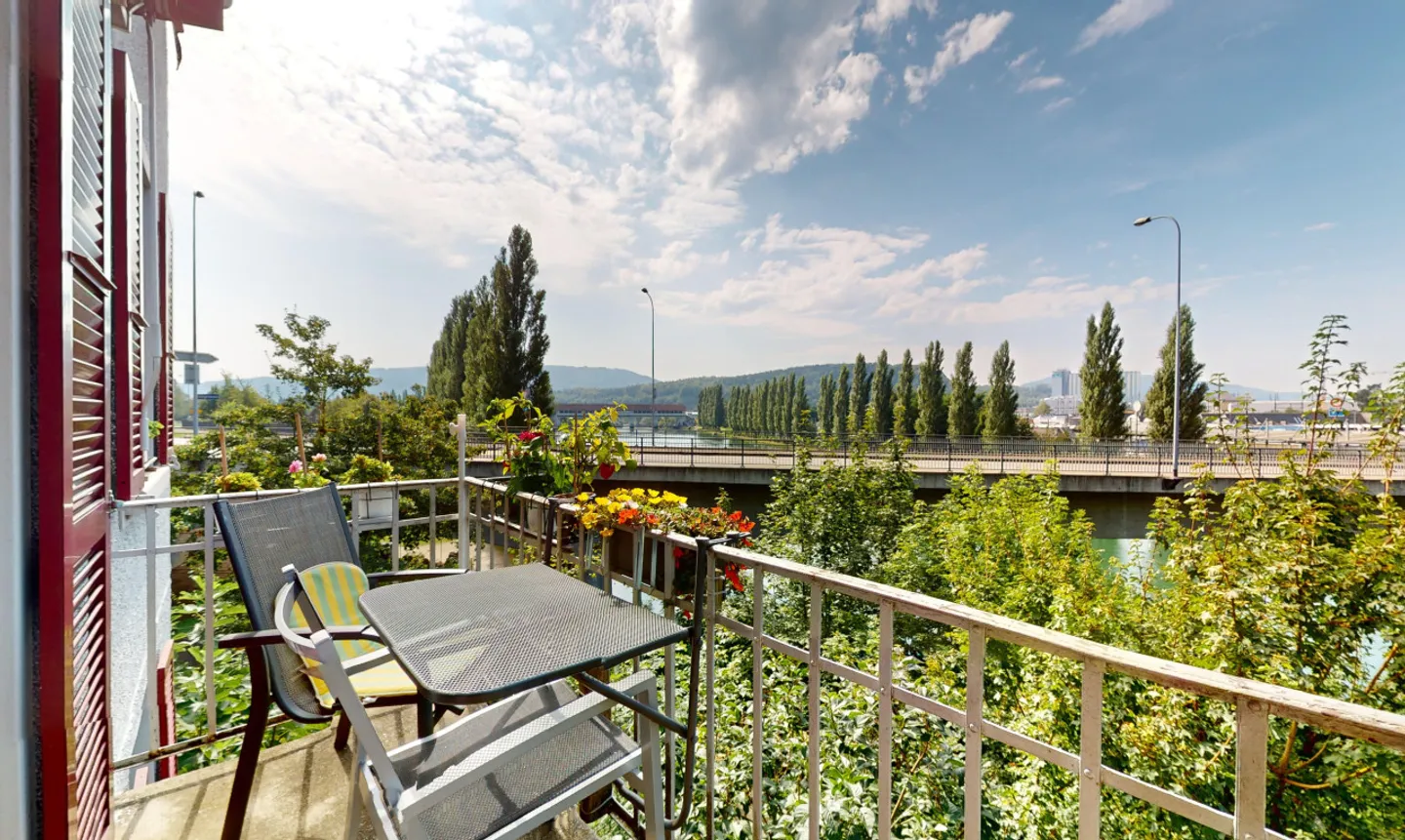 Maison individuelle de 9,5 pièces située au centre avec beaucoup de potentiel - Photo 3 sur 13