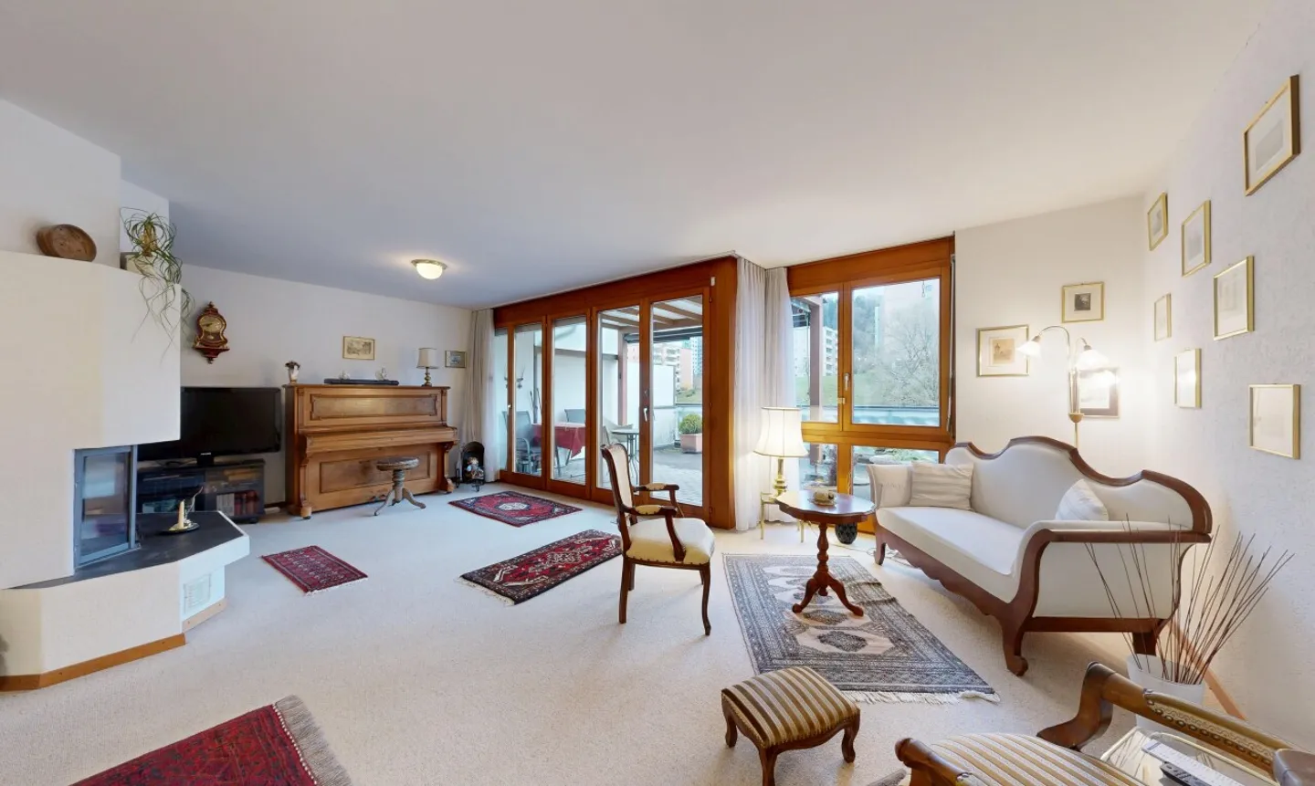 Terraced house with plenty of space for living and working - Photo 2 of 11