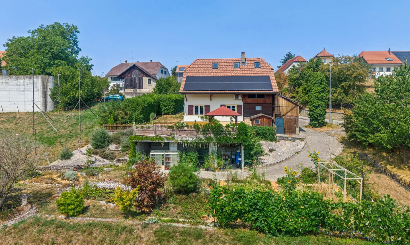 Maison rénovée avec jardin, étang et vue dégagée à 5 min d’Avenches - Photo 3 sur 11