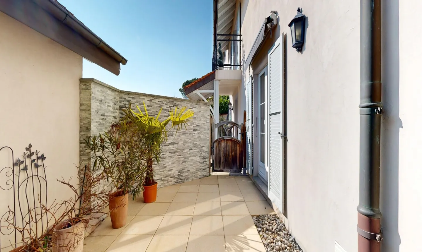 Casa a schiera con grande giardino e volumi generosi - Foto 8 di 11