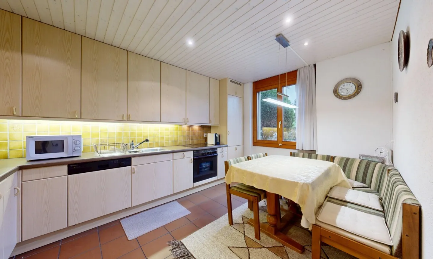 Terraced house with plenty of space for living and working - Photo 4 of 11