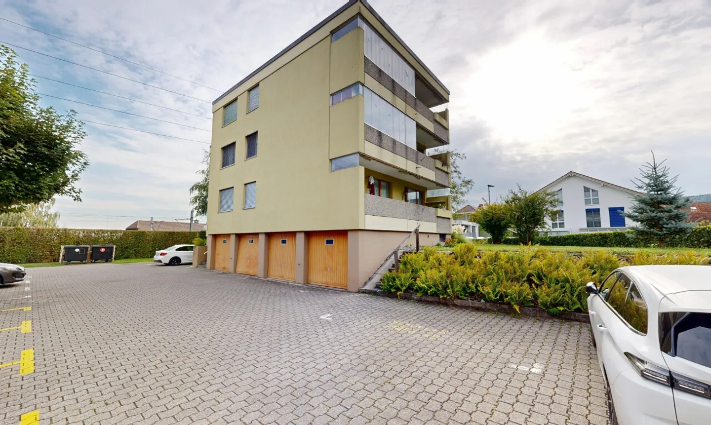 Appartamento soleggiato di 3,5 stanze con balcone e due posti auto - Foto 1 di 13