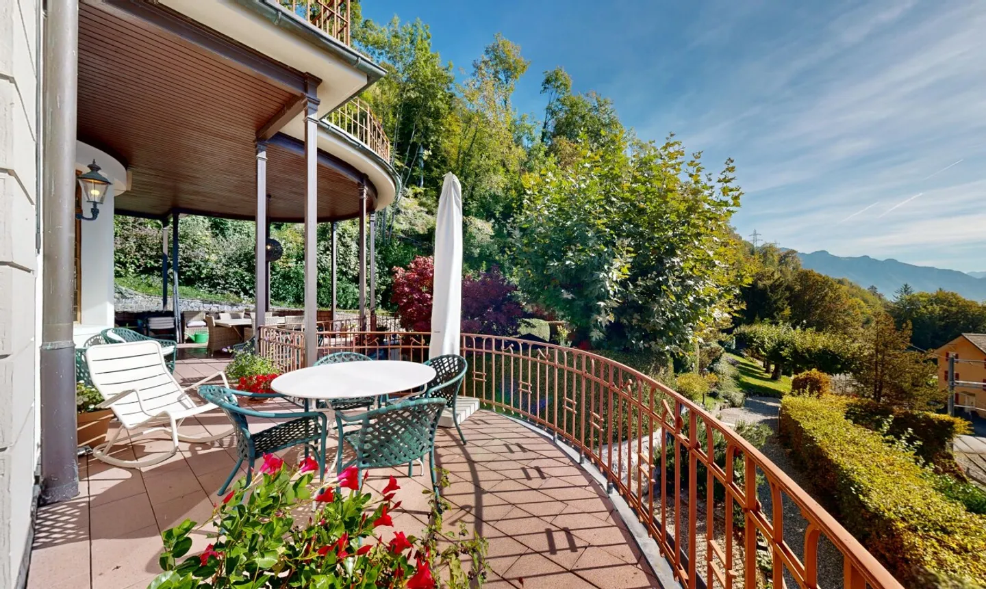 Heartfelt apartment with garden and panoramic view of the lake - Photo 3 of 11