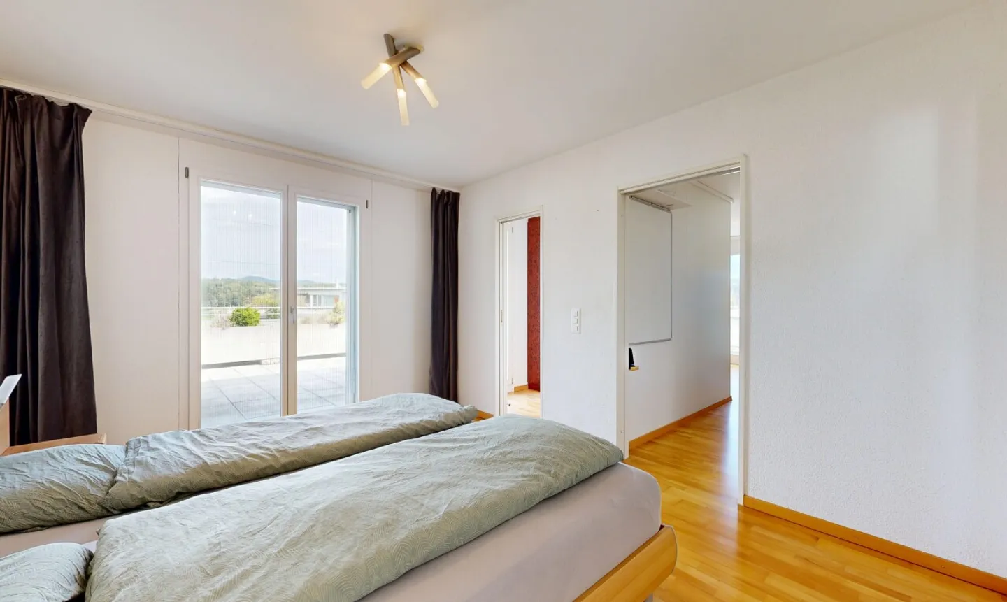 Ampio appartamento attico di 5,5 locali con accesso all'ascensore e vista panoramica - Foto 8 di 11