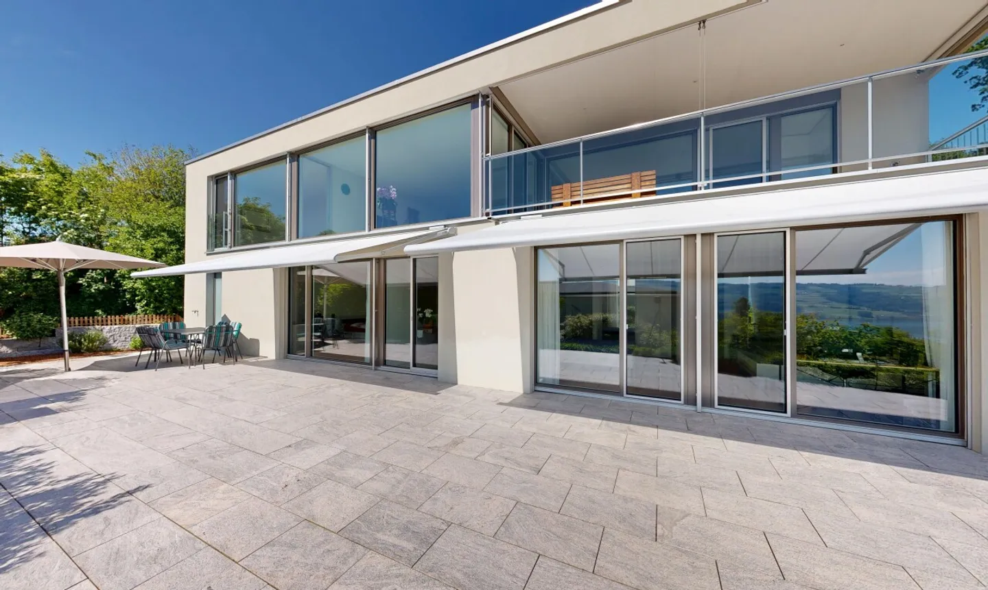 Modernes Einfamilienhaus mit Seesicht, Terrasse &amp; viel Komfort - Photo 1 sur 13