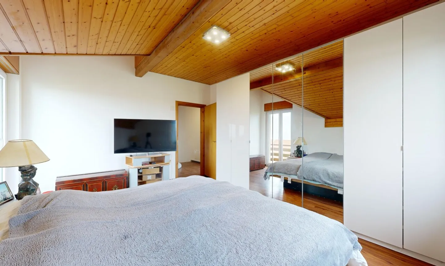 Spacious Family Home with Garden - Photo 10 of 11