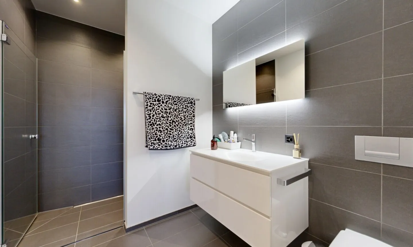 Wohnen mit Weitblick – 4.5-Zimmer-Terrassenwohnung mit Doppelgarage - Photo 8 sur 11