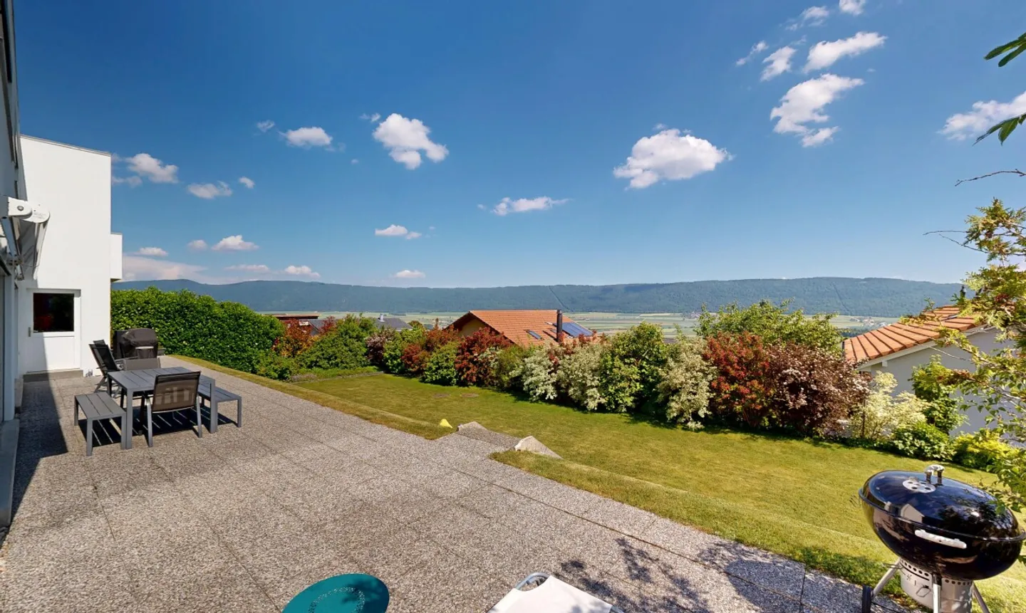 Family home with garden and panoramic mountain view - Photo 12 of 13