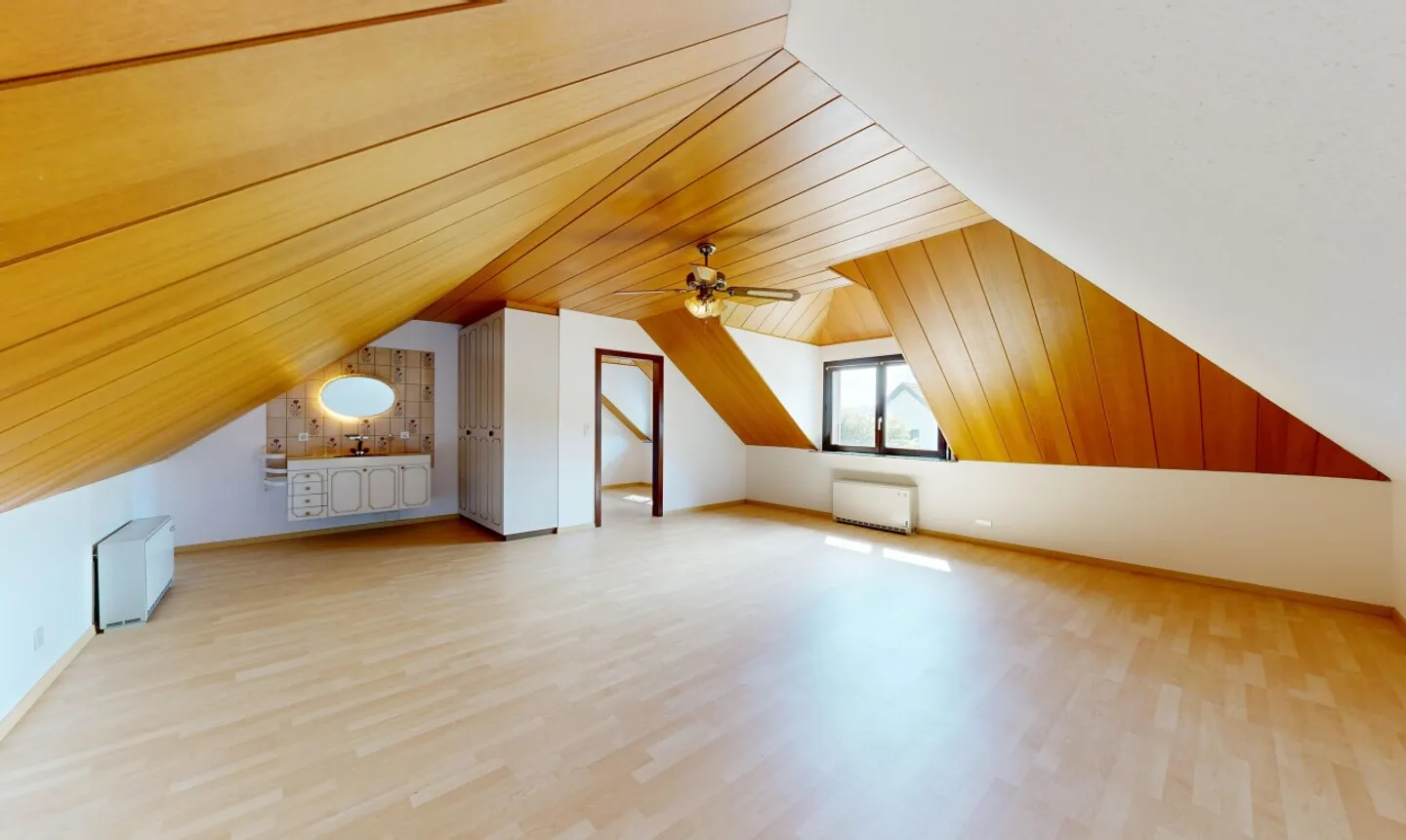 Affascinante casa con 6 camere in una posizione tranquilla e elevata - Foto 4 di 11