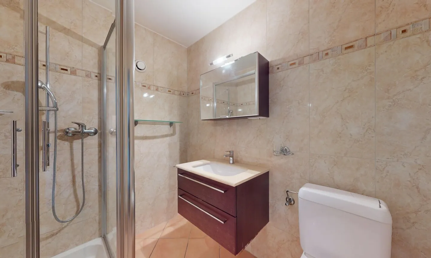 Bright 4-room apartment in the heights of the city with balcony + garage - Photo 12 of 13