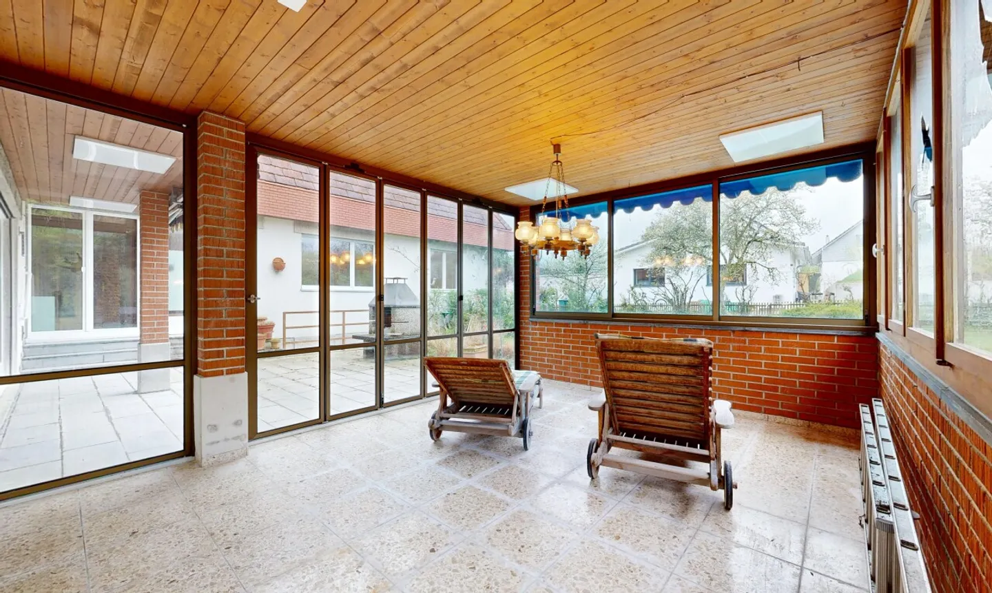 Charming, detached 6.5-room single-family home with large outdoor area - Photo 7 of 11