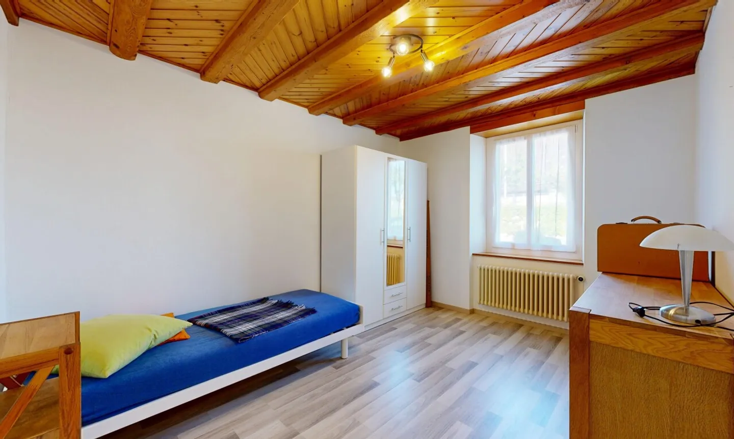 Bright family house with garden and great potential - Photo 9 of 11