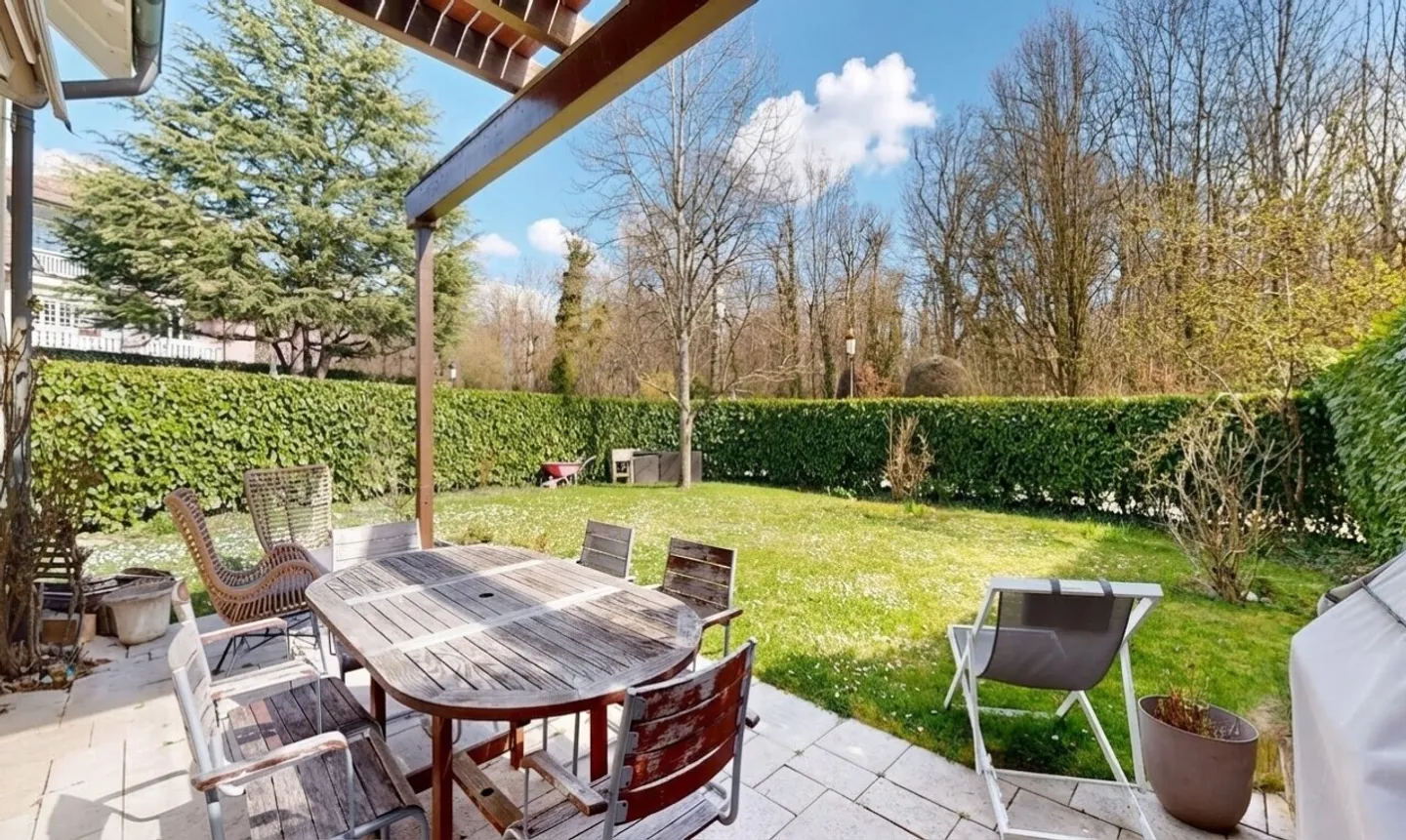 Magnificent house with garden in the Golf residences - Photo 3 of 13