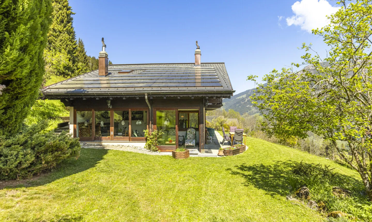 Exclusive: Large chalet with 2 garages on a 3255 m2 plot - Photo 4 of 11