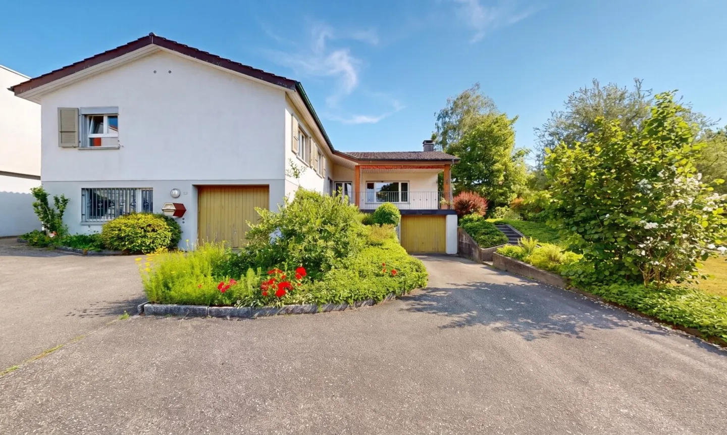 Single-family house with separate studio - Photo 1 of 11