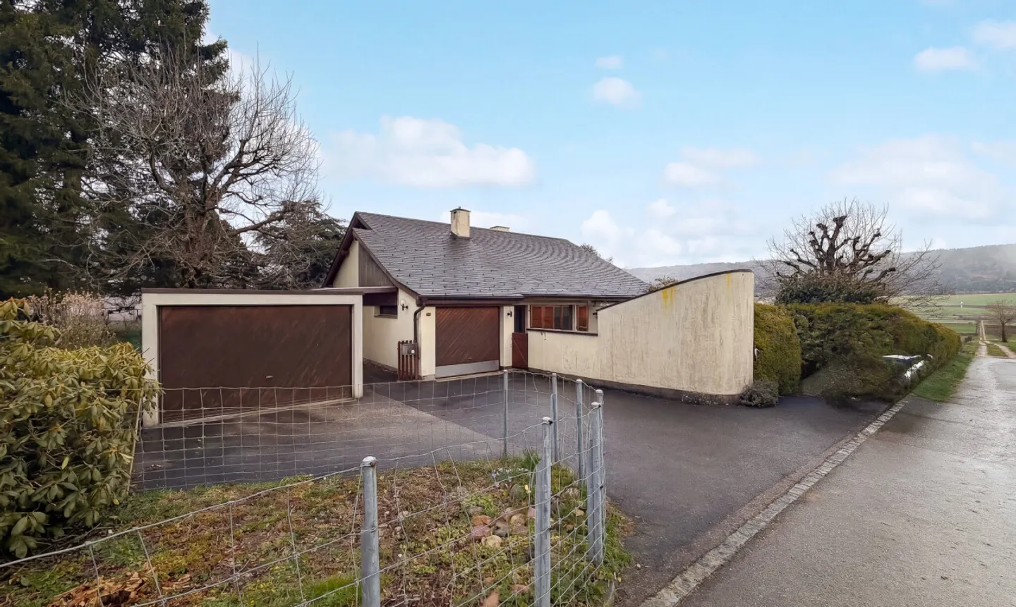 Villa di architetto con potenziale su 1.298 m² - Foto 2 di 11