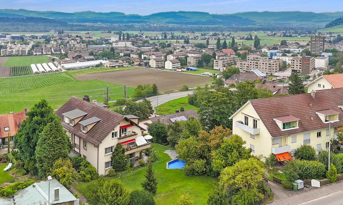 Maison multifamiliale avec grand terrain et potentiel de développement - Photo 2 sur 11