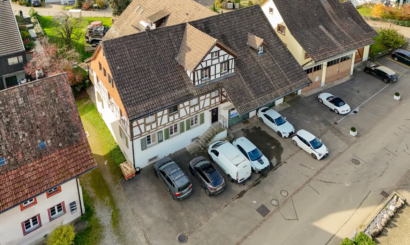 Ampia casa multifamiliare completamente affittata con unità commerciale - Foto 1 di 13