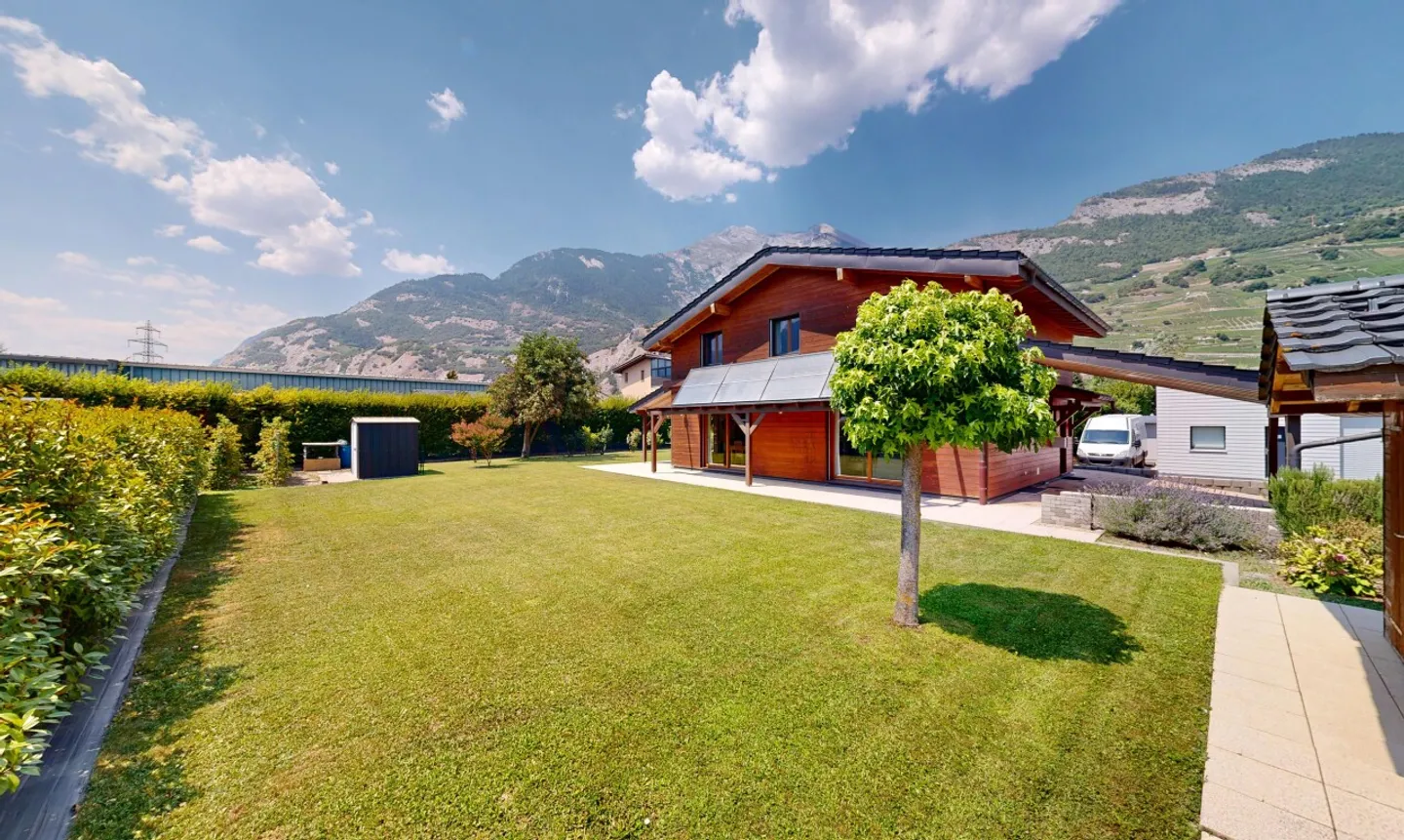 Spacious Family Home with Garden - Photo 3 of 11