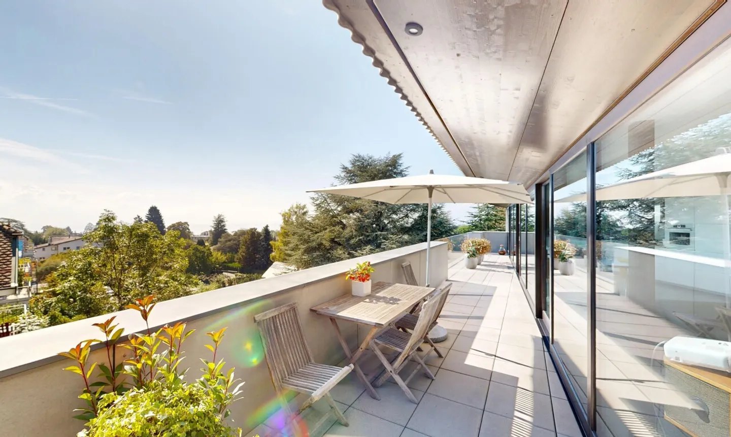 Magnificent penthouse apartment in absolute calm in Chailly - Photo 10 of 11