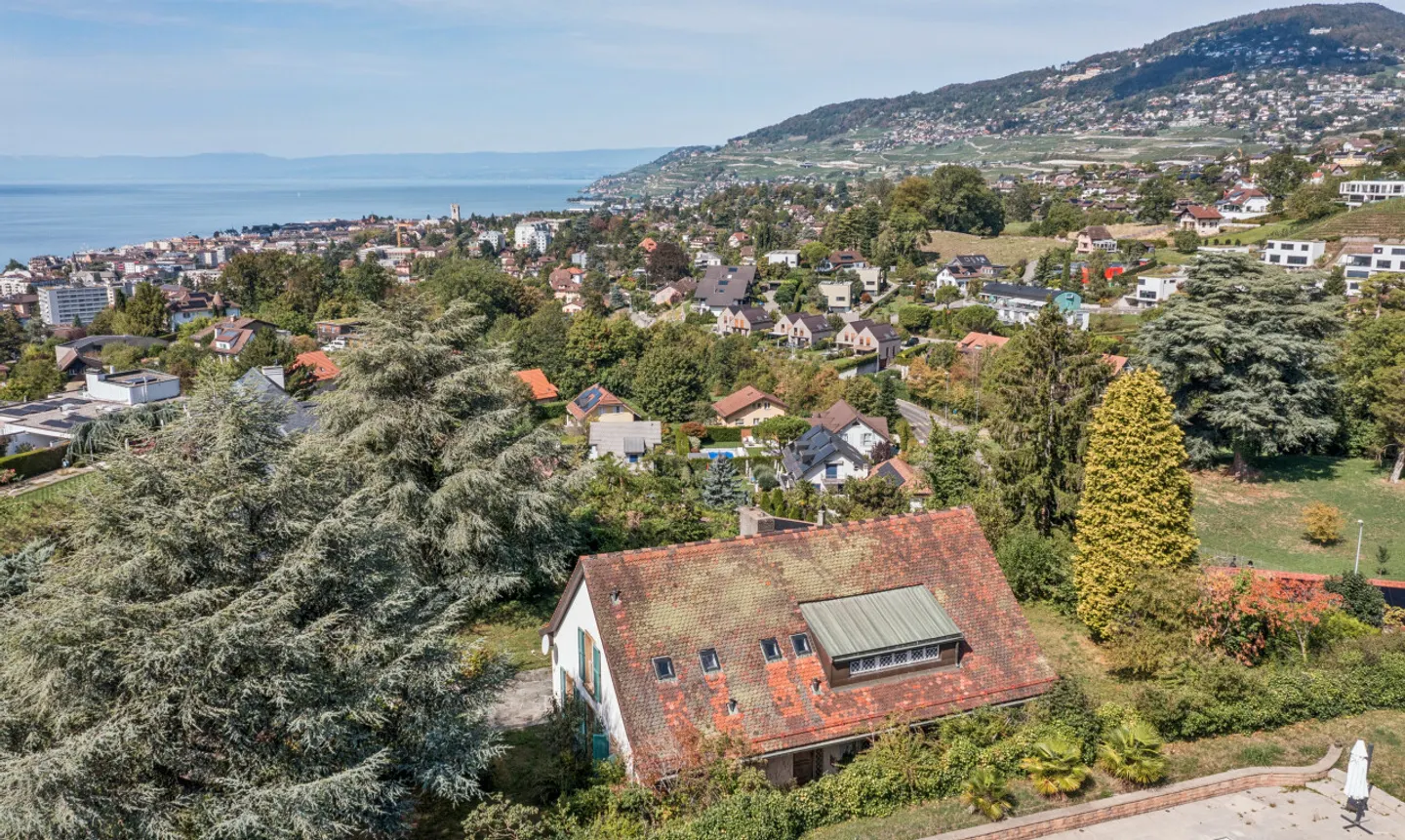 Exclusive: Family Villa with Great Potential - Photo 9 of 11