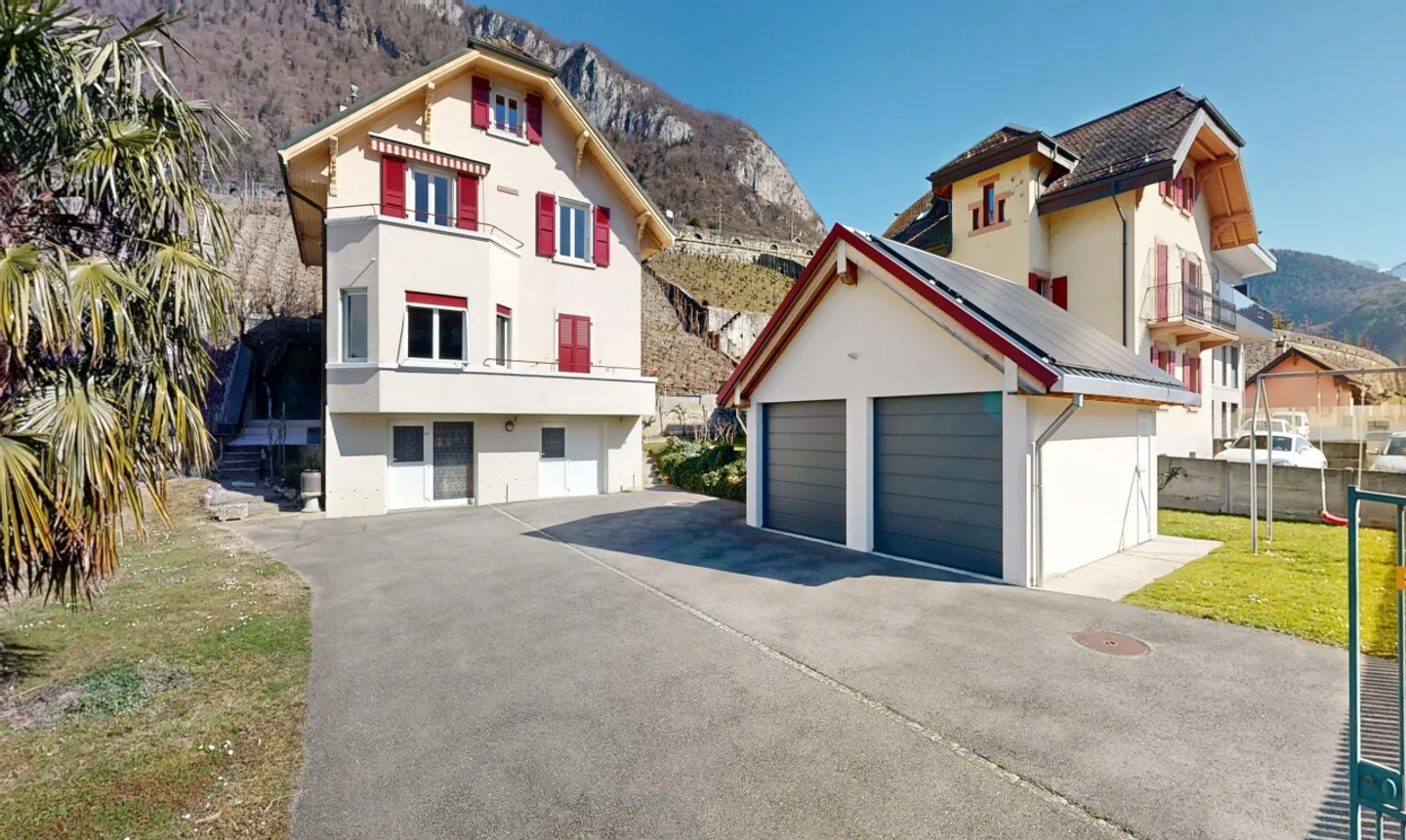 House in Aigle with 2 apartments, unobstructed view and great potential - Photo 1 of 11