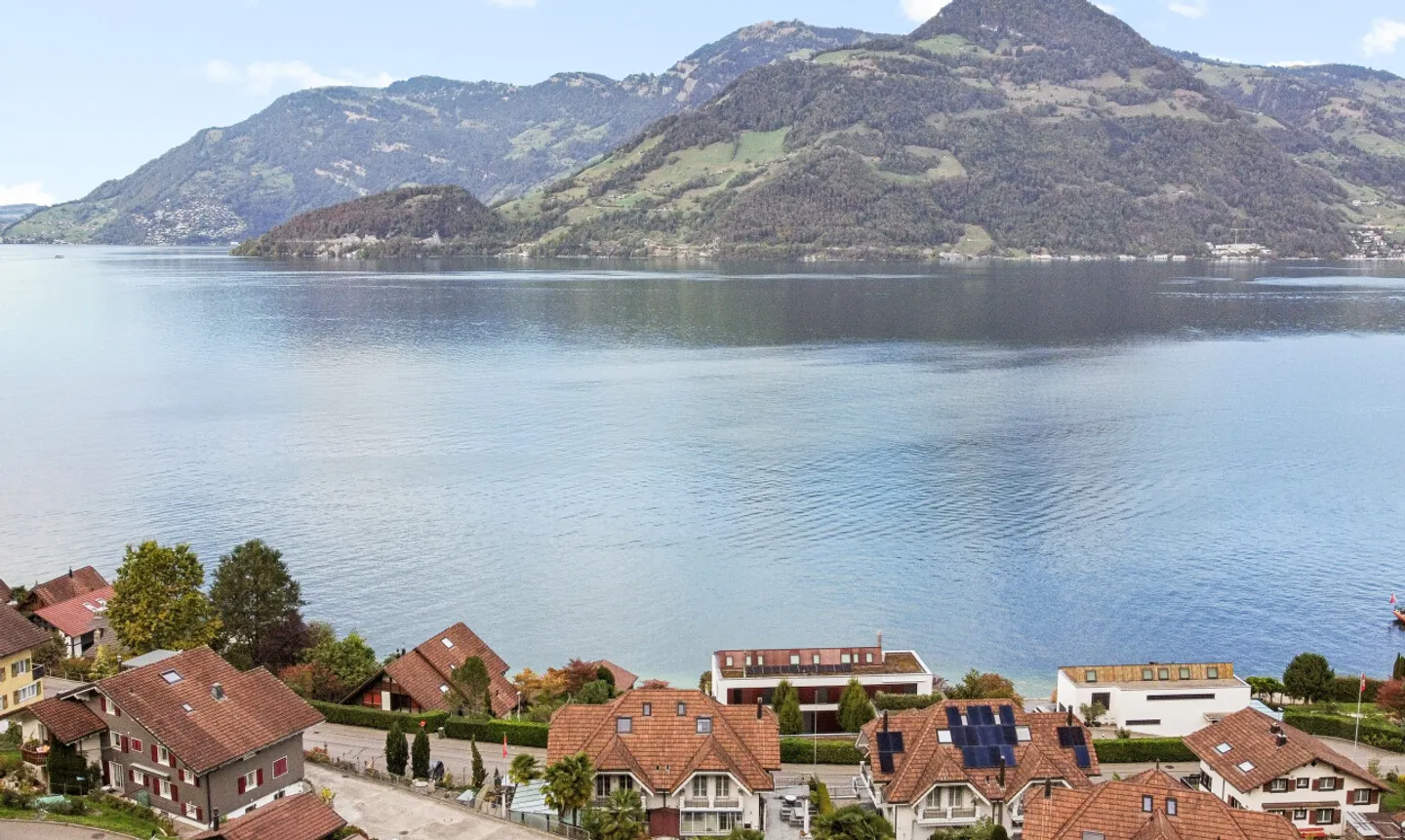 Vivere spazioso con vista mozzafiato sul lago e sulle montagne - Foto 2 di 11