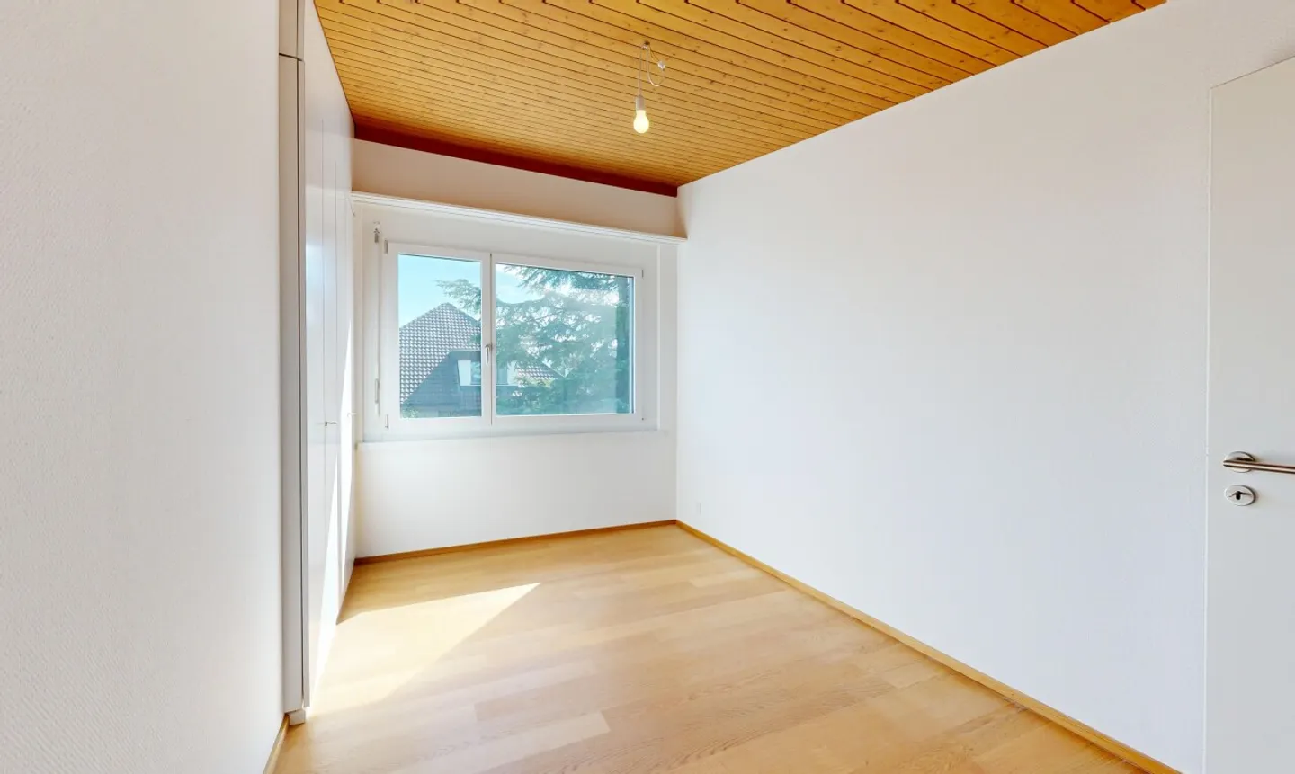 Modernized 5½-room house with ground probe and large garden - Photo 8 of 11