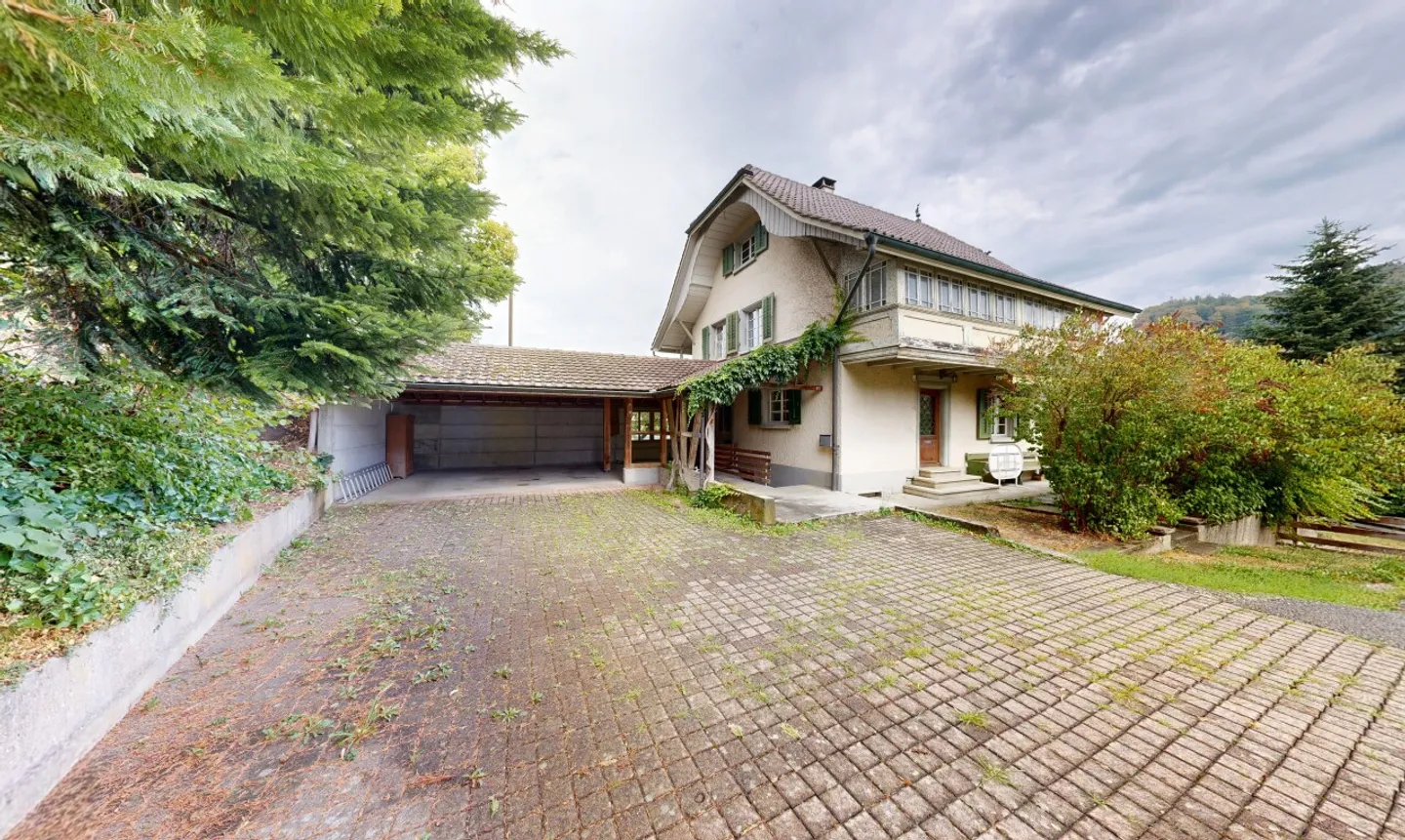 5.5-Zimmer-Einfamilienhaus mit grossem Grundstück und viel Potenzial - Foto 2 von 11