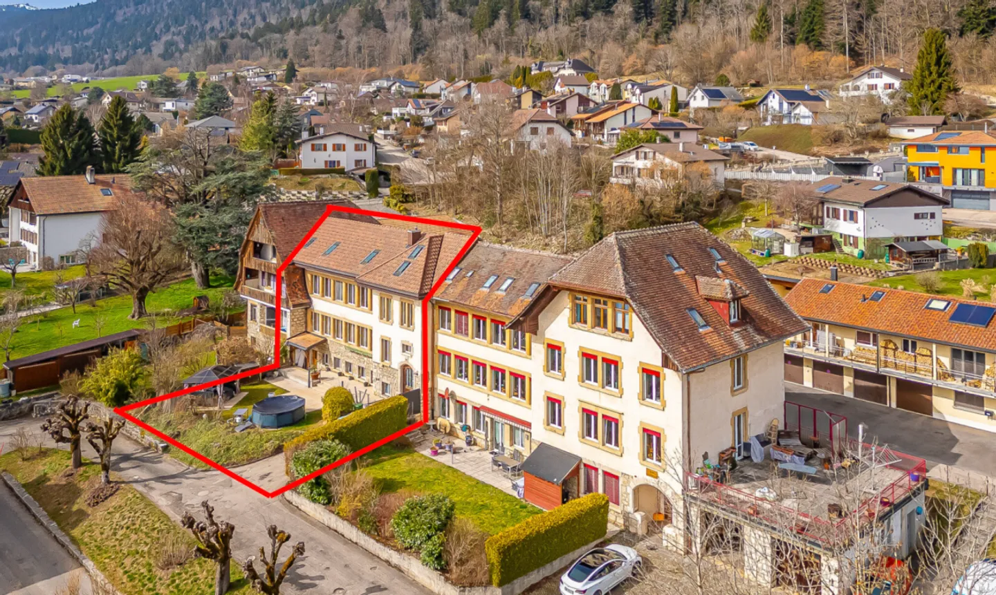 400 m² South-facing family home with independent apartment - Photo 1 of 11