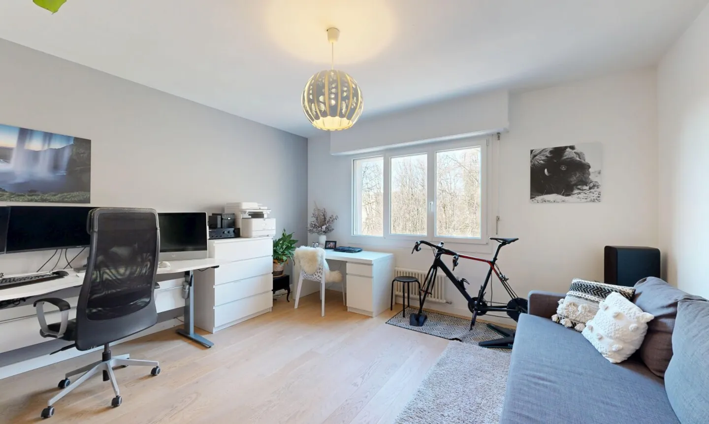 Appartamento luminoso con 4 camere da letto, balconi e vista libera - Foto 8 di 11