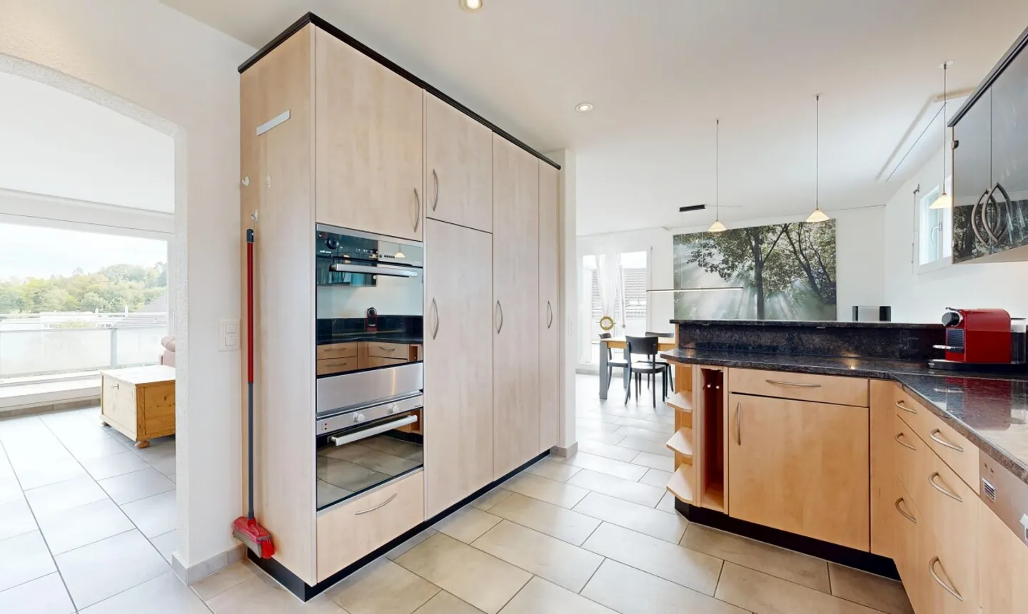 Ampio appartamento attico di 5,5 locali con accesso all'ascensore e vista panoramica - Foto 7 di 11