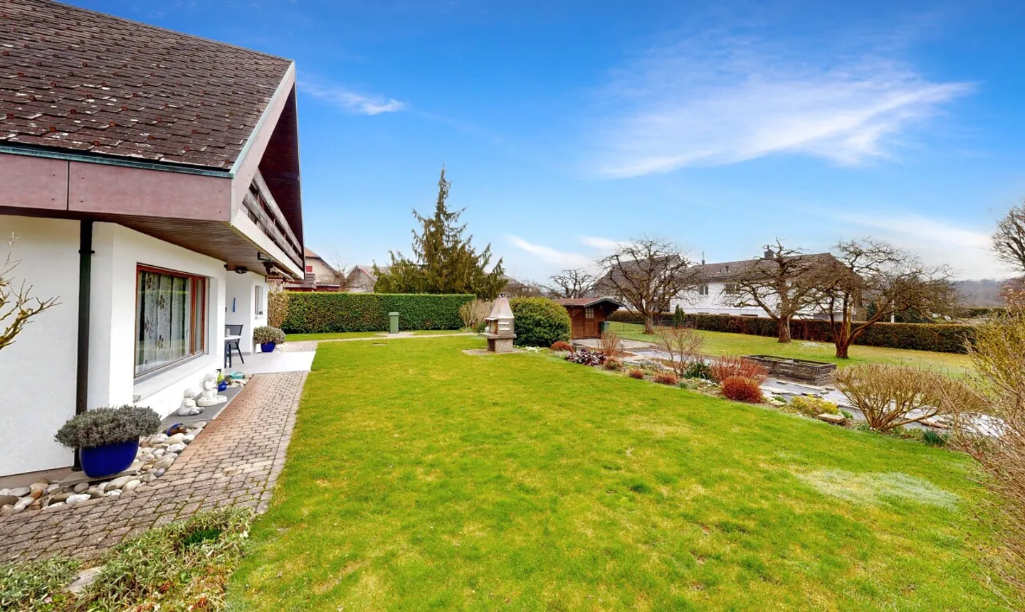 Quiet detached house with large plot and potential - Photo 2 of 11