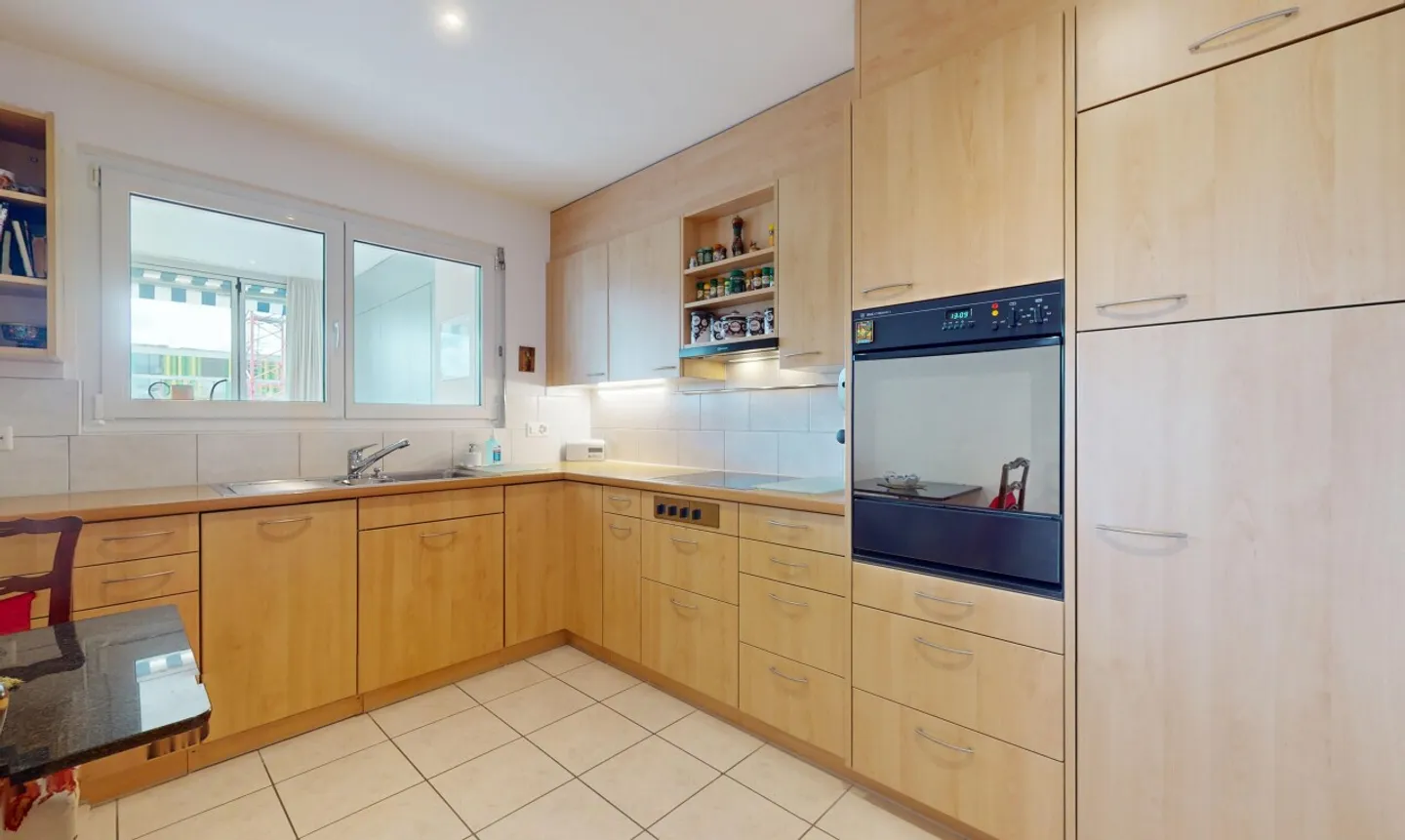 Ampio appartamento di 4,5 locali con loggia in posizione centrale e tranquilla - Foto 8 di 11