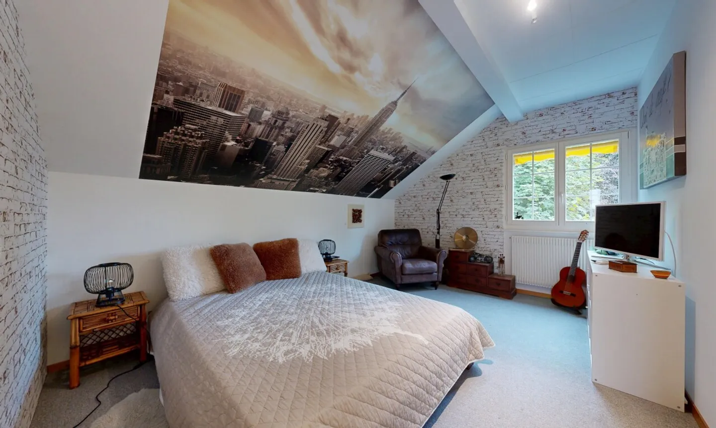 Bright family house with garden and great potential - Photo 10 of 11