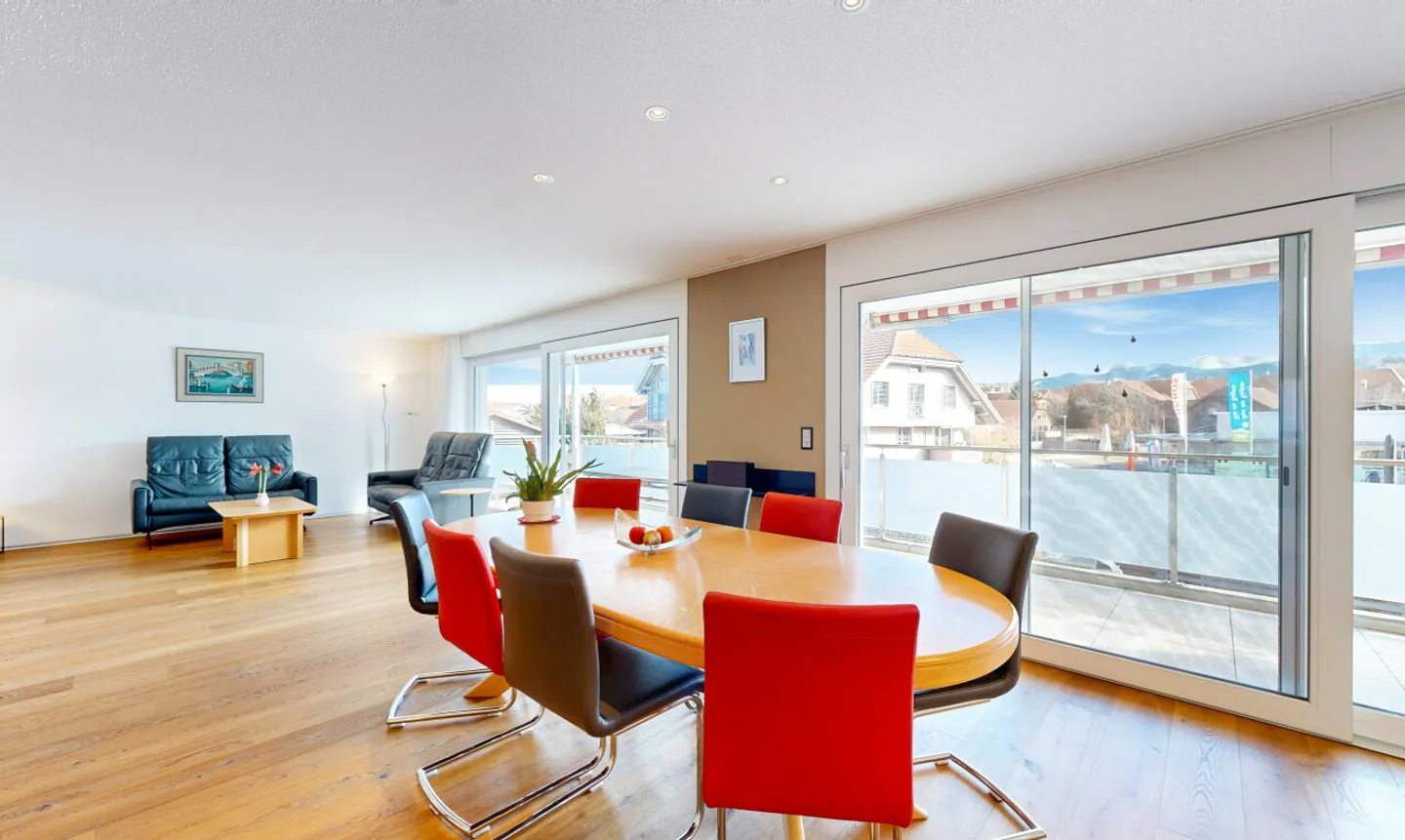 Moderno, luminoso e centralmente situato con bella vista - Foto 3 di 11