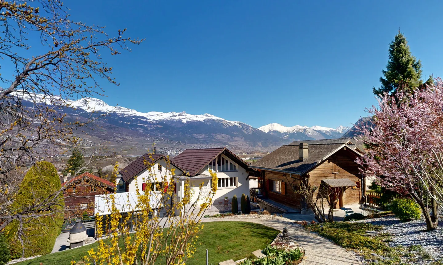 Außergewöhnlicher Immobilienkomplex Architektenhaus + Raccard + Räumlichkeiten - Foto 4 von 11