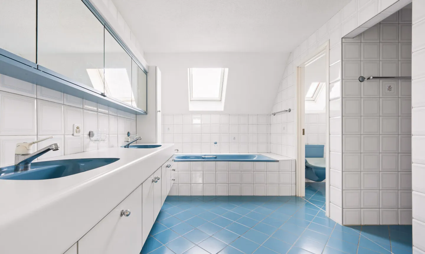 Freistehendes 6-Zimmer Einfamilienhaus mit grossem Garten - Foto 10 von 11