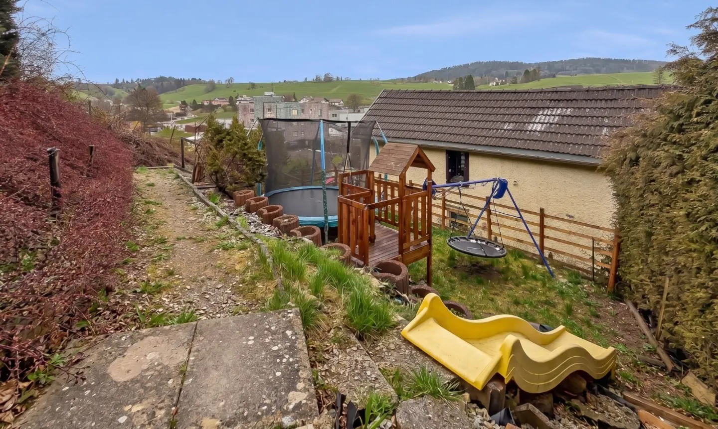 Detached villa with storage and workshop - Photo 4 of 11