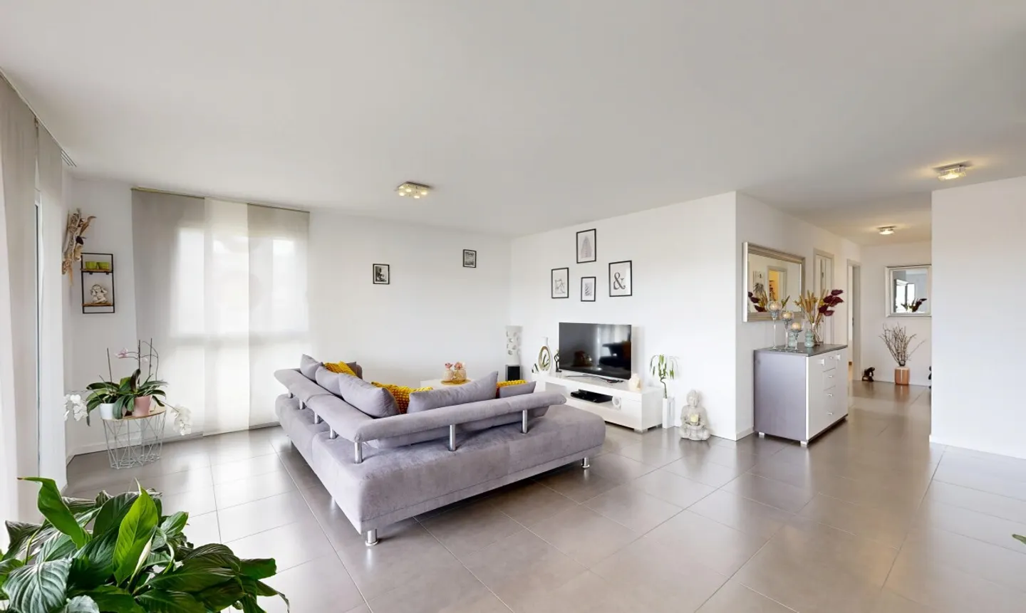 Bright 4.5-room family apartment: 24m² terrace & master suite - Photo 1 of 11