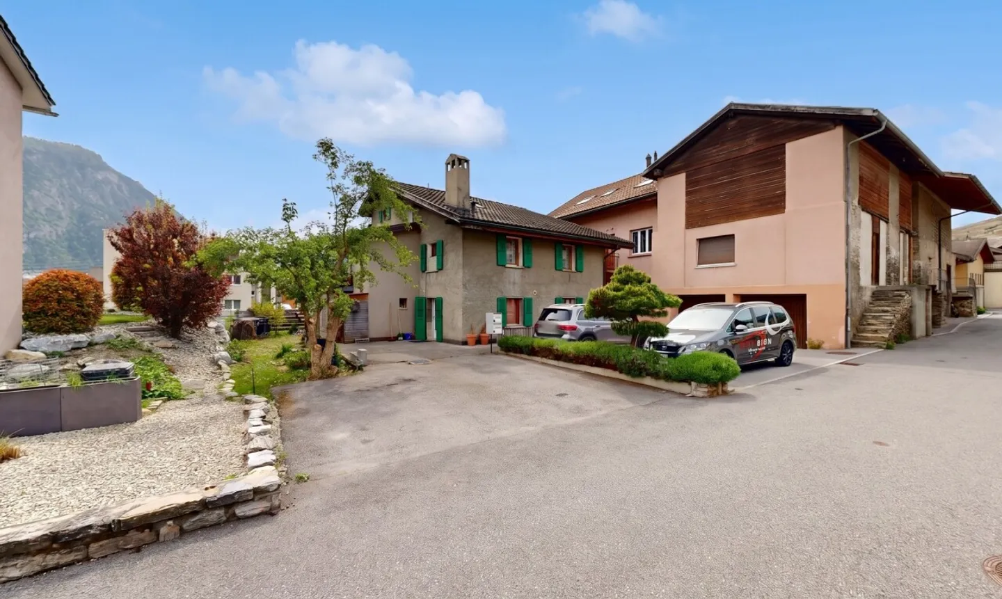 Dorfhaus mit zwei Wohnungen und Garten - Foto 2 von 11