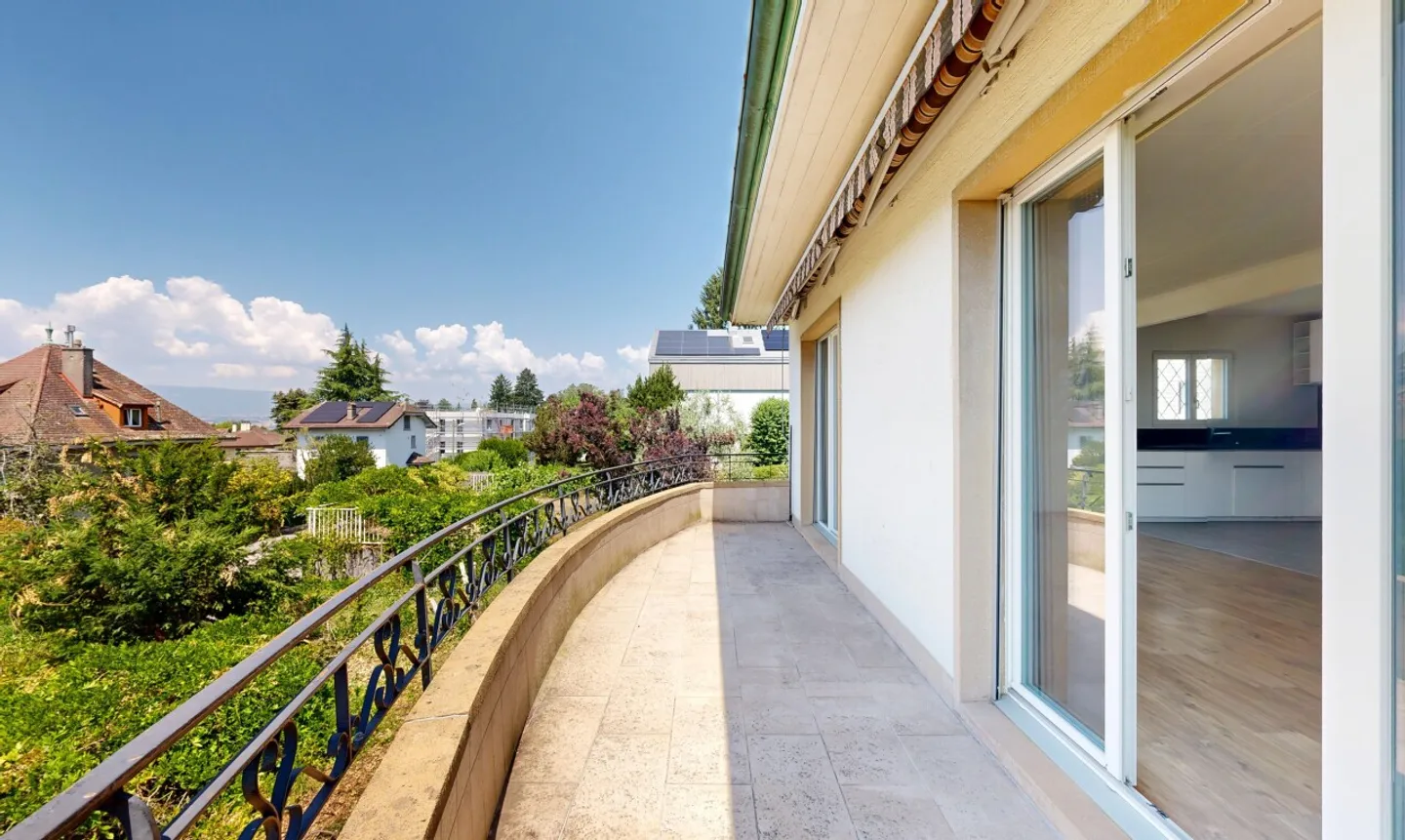 Magnificent character villa at the gates of Lausanne - Photo 2 of 11