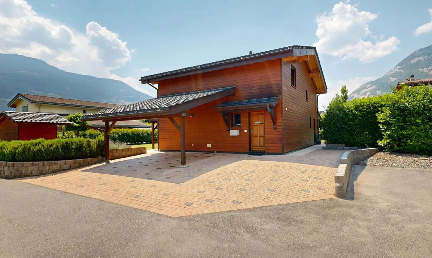 Spacious Family Home with Garden - Photo 2 of 11