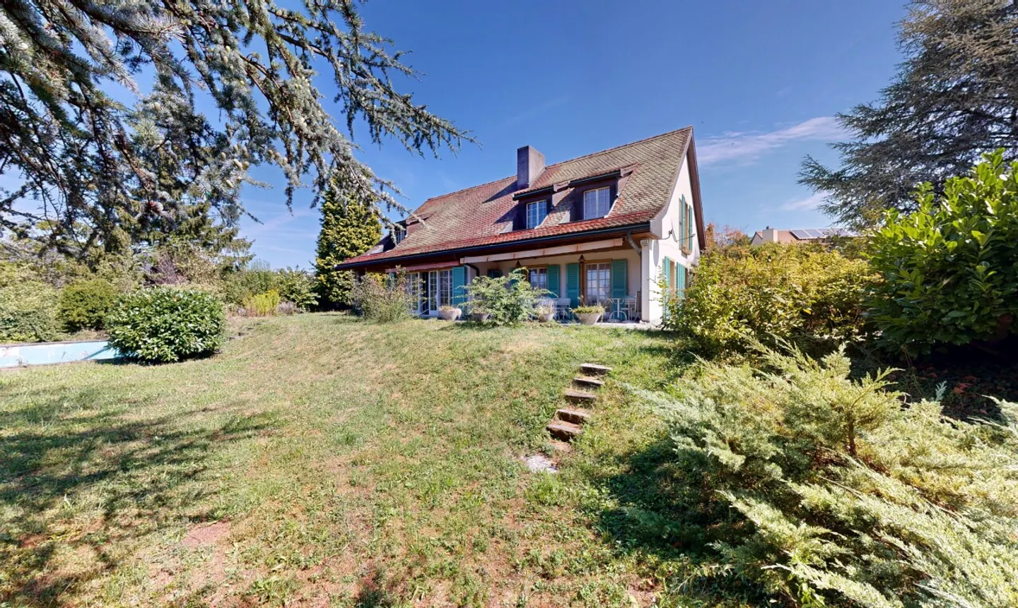 Exclusive: Family Villa with Great Potential - Photo 2 of 11