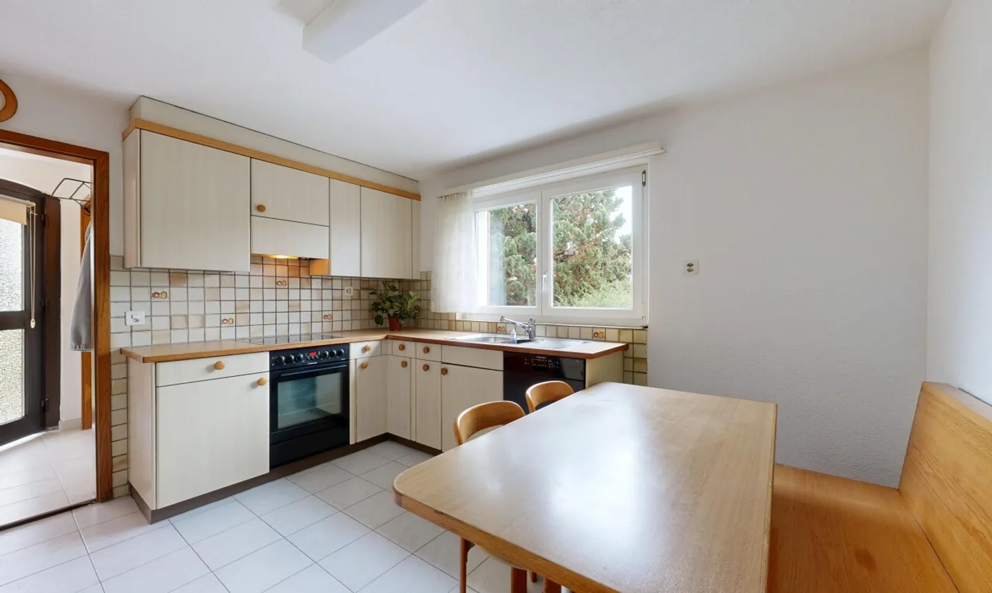 Casa angolare di 4,5 stanze con potenziale di sviluppo in posizione privilegiata - Foto 3 di 10