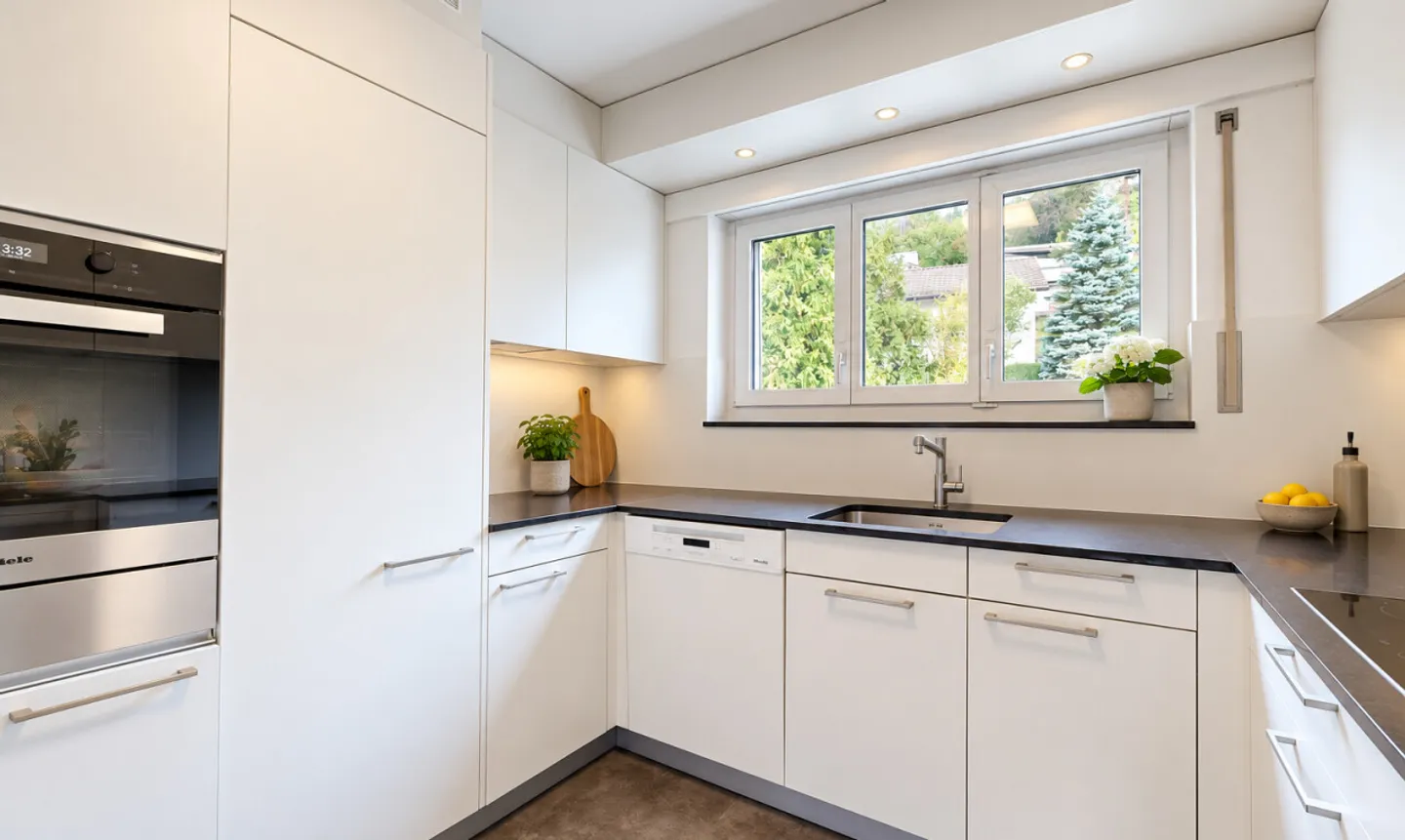 Stylish 5.5-room single-family house in a desirable location - Photo 4 of 11